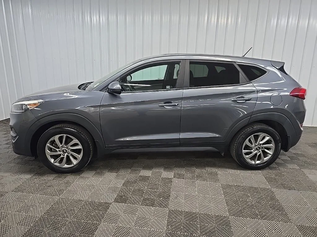 Used 2018 Gray Hyundai SE image 5