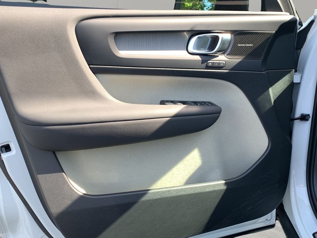 2024 Volvo XC40 Ultimate - Photo 11