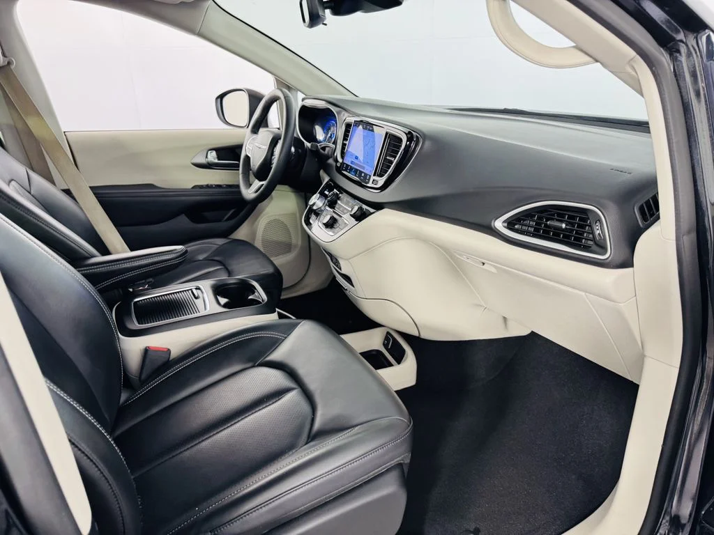 Used 2023 Black Chrysler Touring L image 30