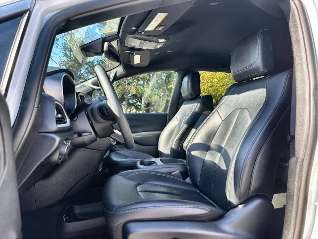 Used 2025 White Chrysler Select image 11