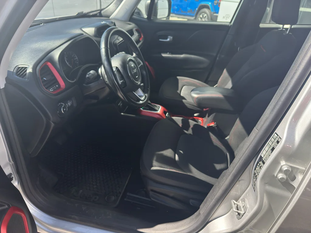 Used 2018 Glacier Metallic Jeep Trailhawk image 17