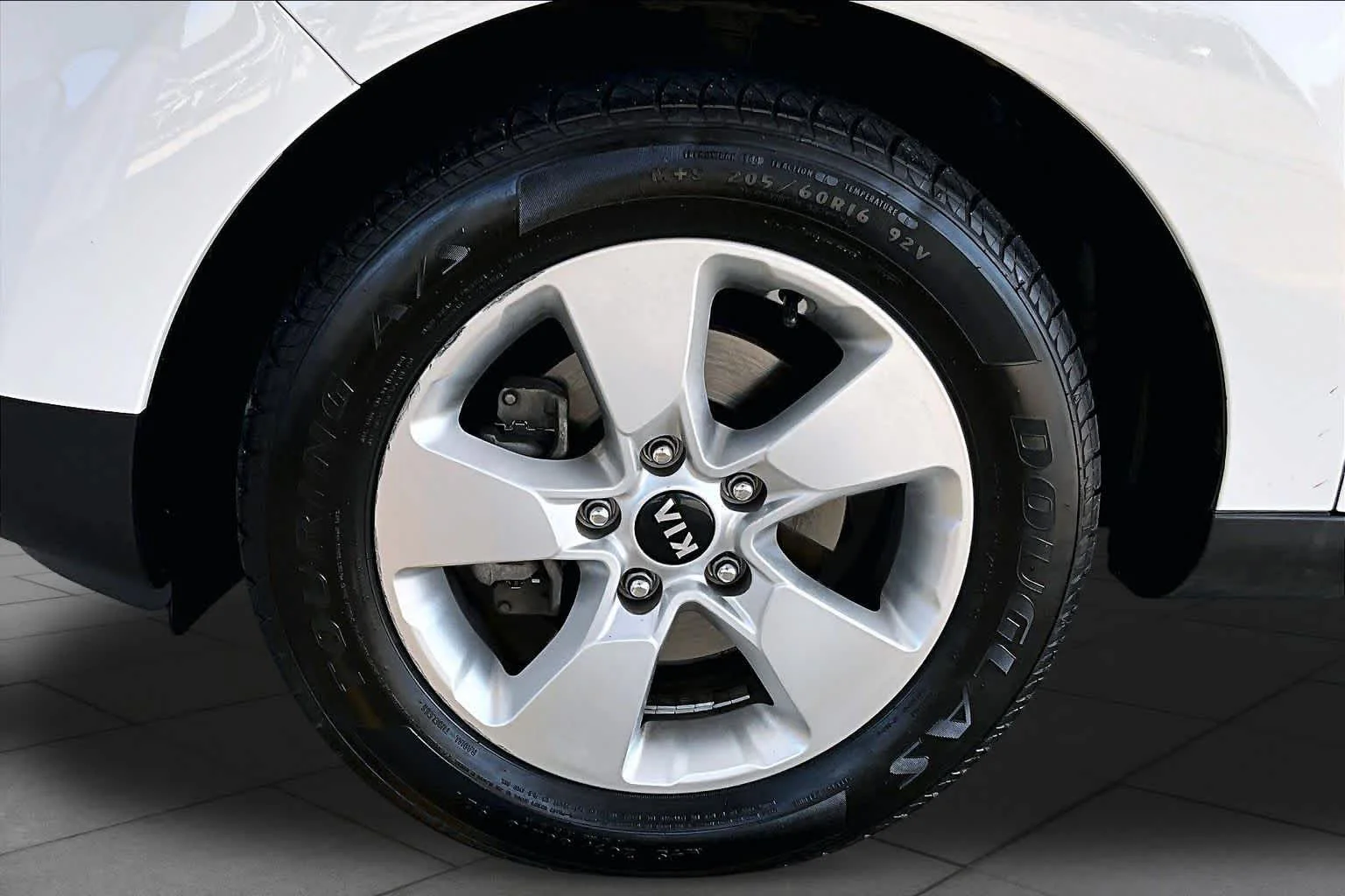 Used 2018 Clear White Kia Base image 10