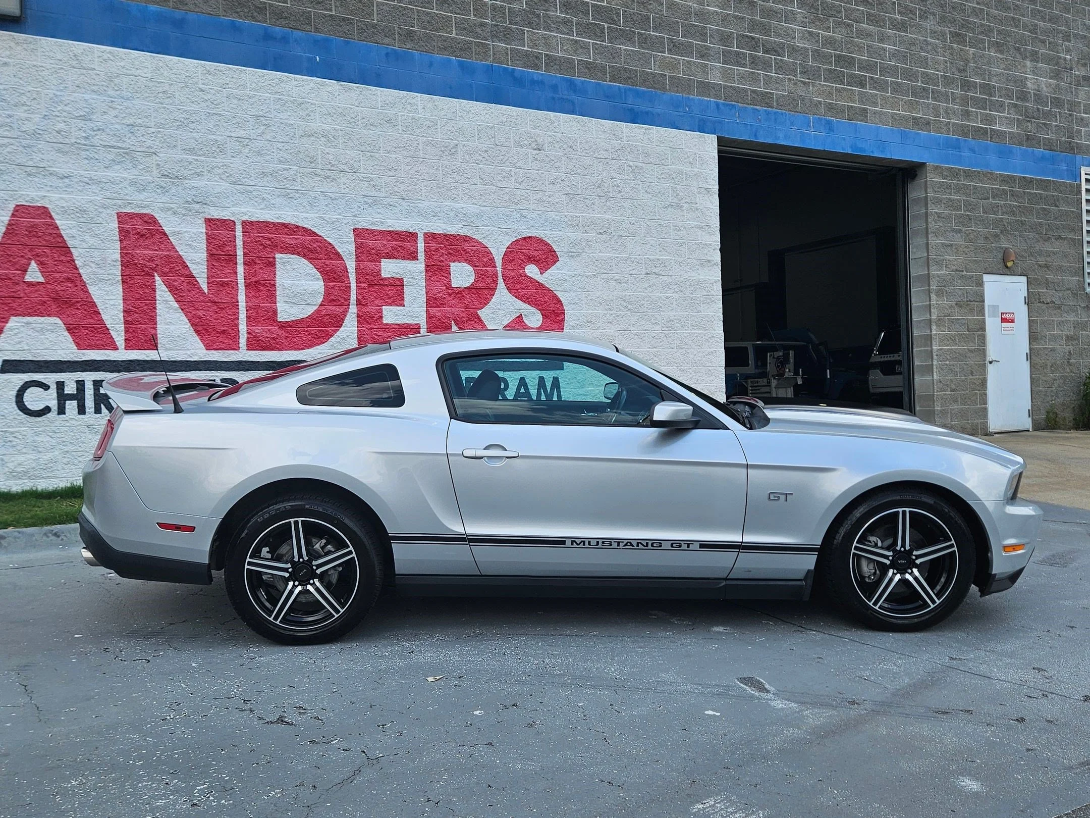 Used 2010 Brilliant Silver Metallic Ford GT Premium image 8