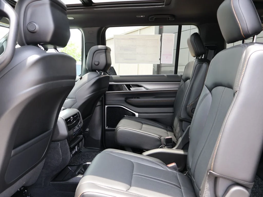 New 2026 Silver-Zynith Exterior Paint Jeep  image 19