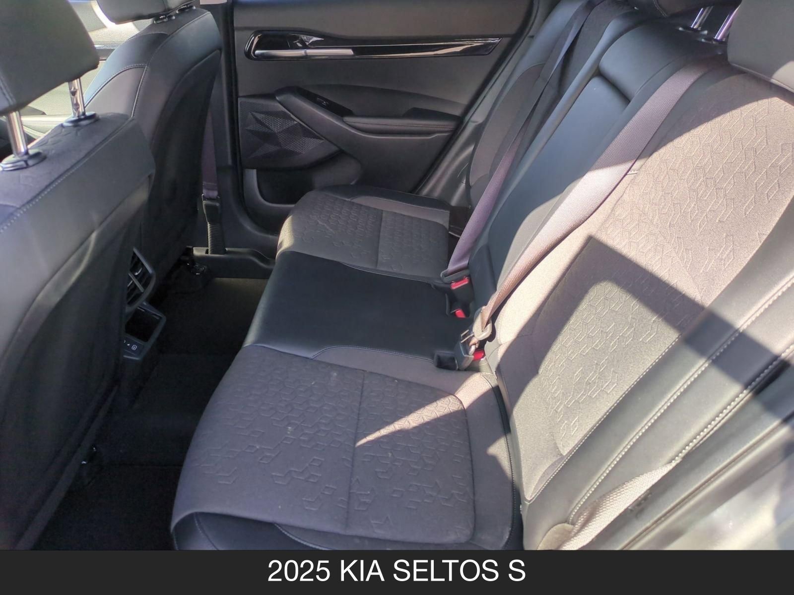 2025 Kia Seltos S - Photo 16