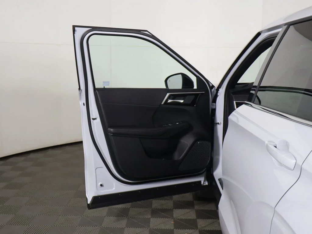 New 2027 White Mitsubishi LE image 19