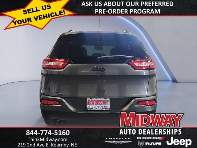 Used 2018 Gray Jeep Latitude image 4