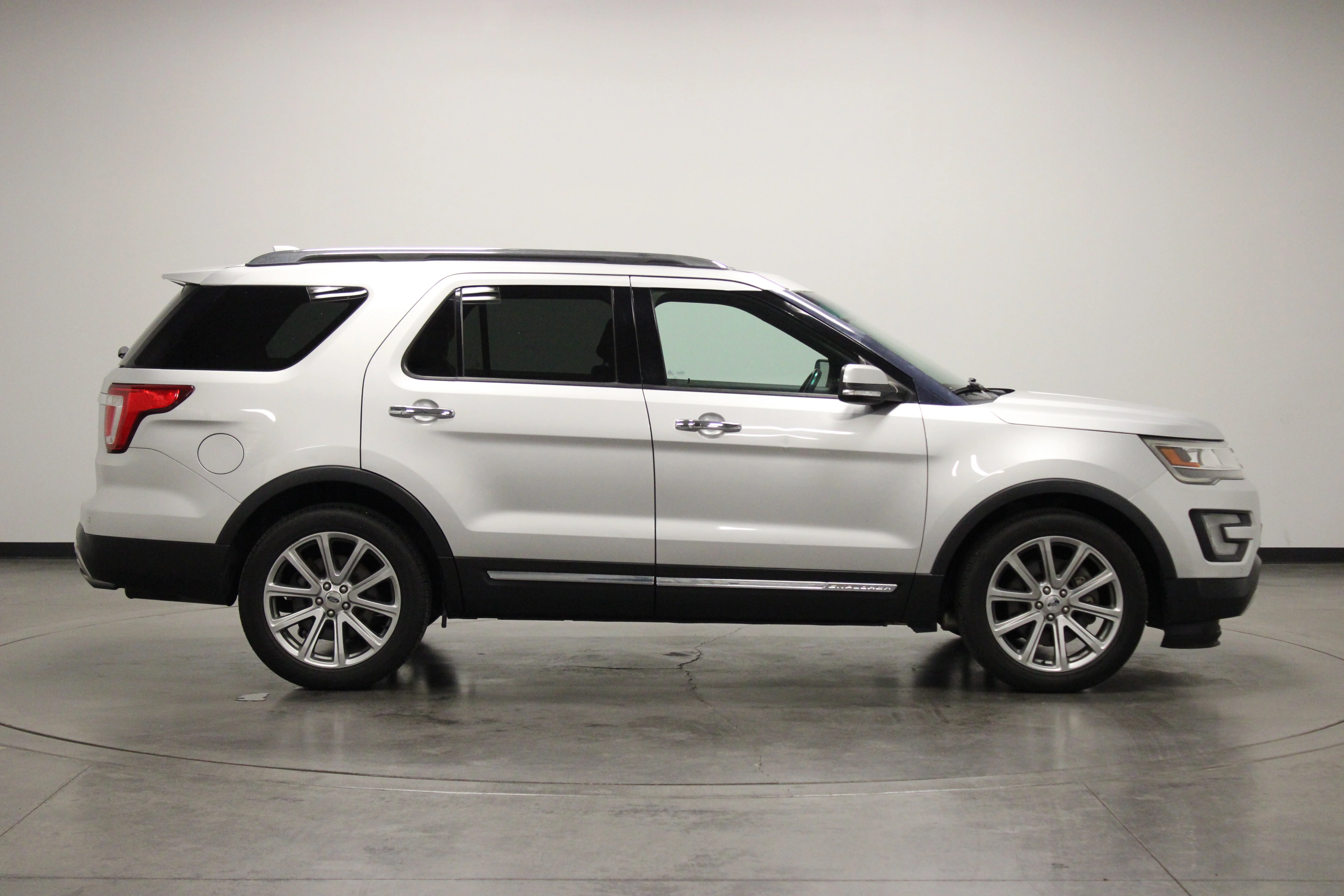 Used 2017 Ingot Silver Ford Limited image 9