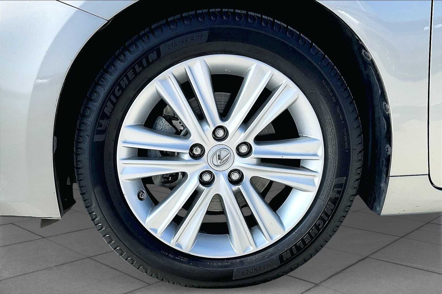 Used 2015 Atomic Silver Lexus  image 9