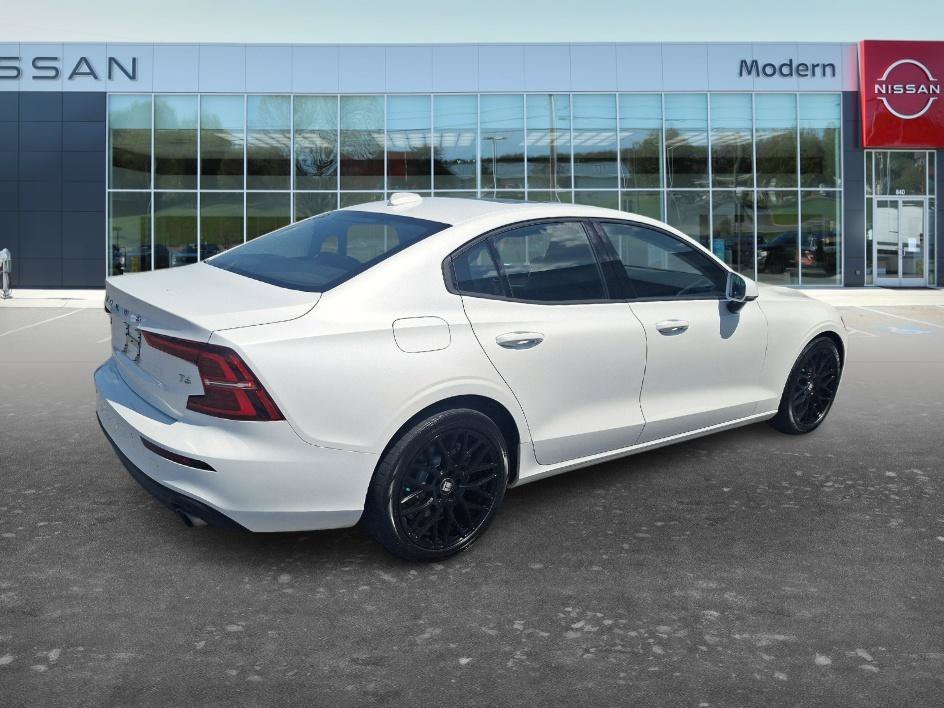 Used 2020 Crystal White Pearl Metallic Volvo Momentum image 5