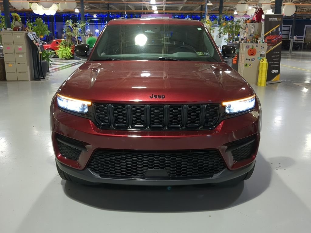 Used 2022 Red Jeep Altitude image 3