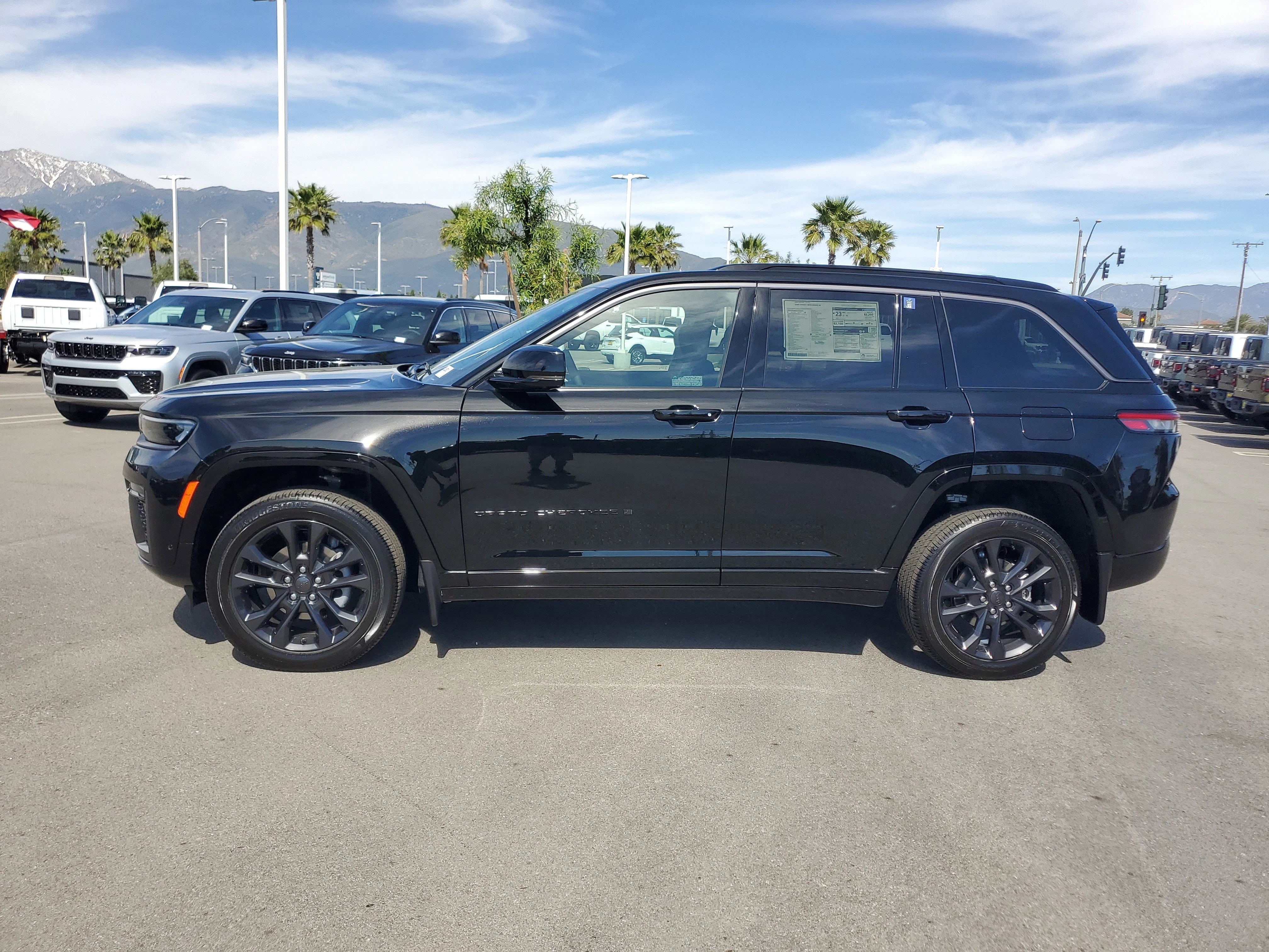 New 2026 Diamond Black Crystal Pearl-Coat Exterior Paint Jeep Limited image 2