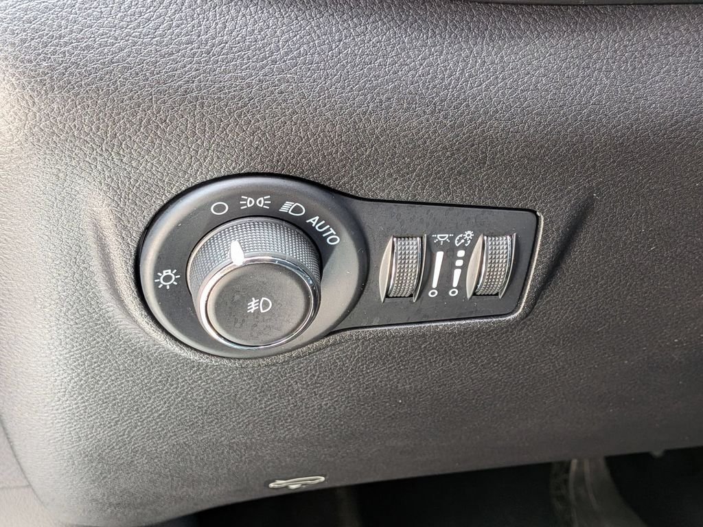 Used 2022 White Jeep Latitude image 15