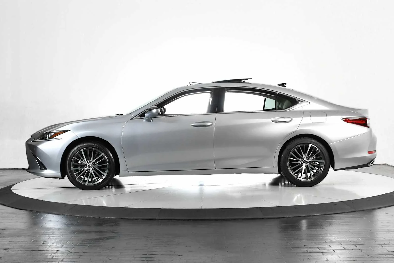 Used 2025 Iridium Lexus  image 2