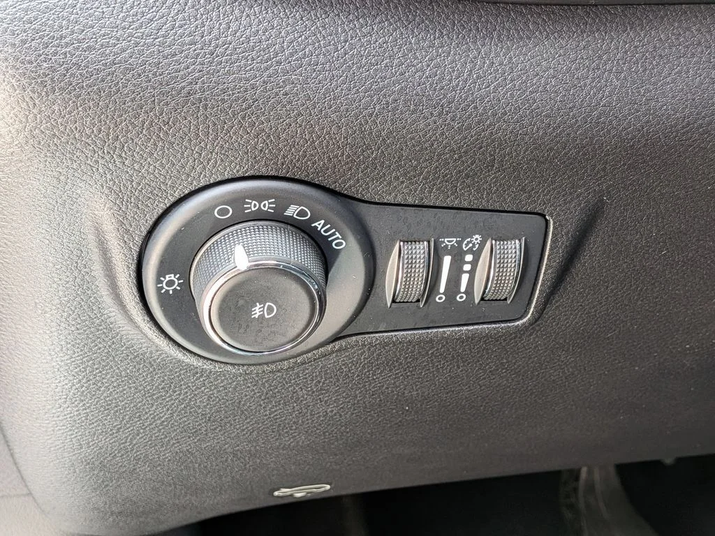 Used 2022 White Jeep Latitude image 15