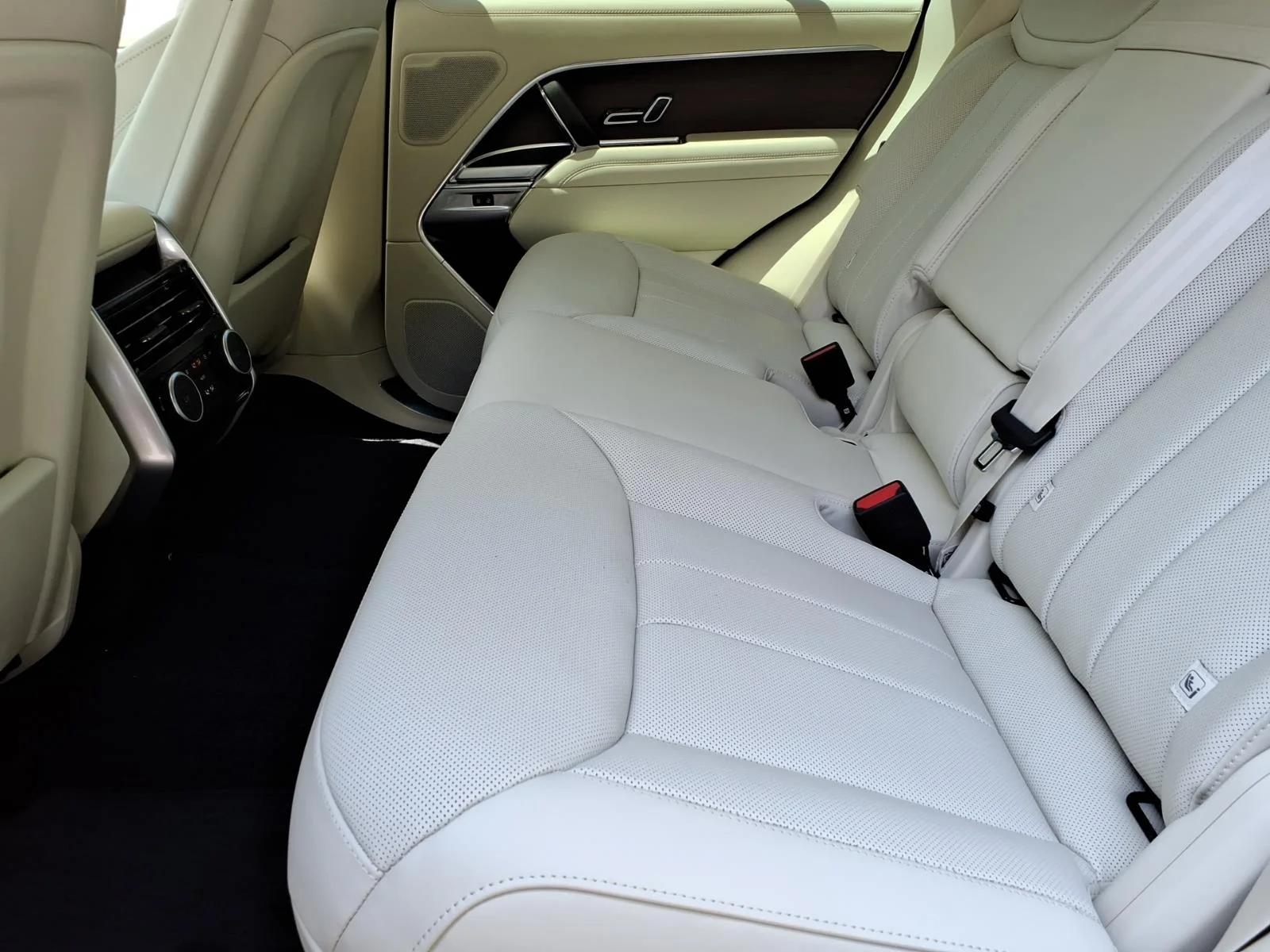 New 2026 Santorini Black Land Rover SE image 5