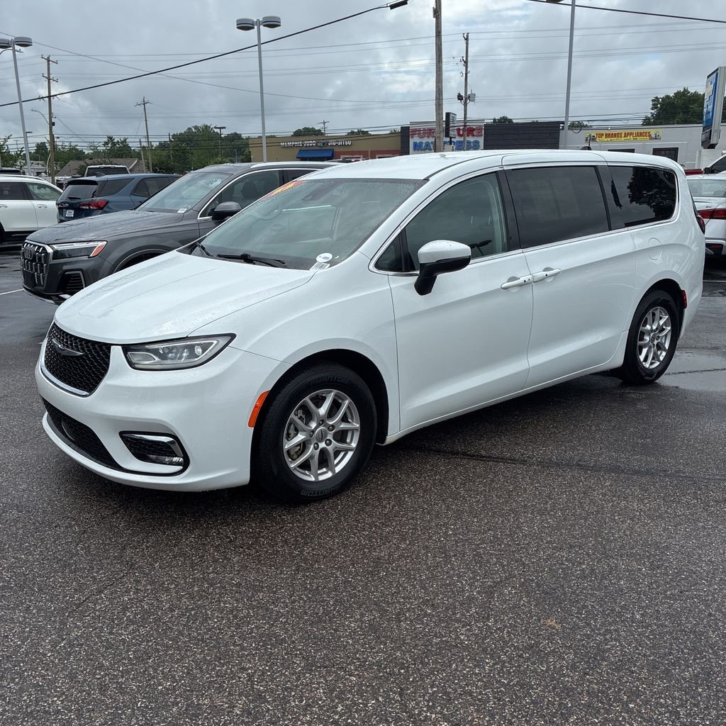 2023 Chrysler Pacifica Touring L's photo