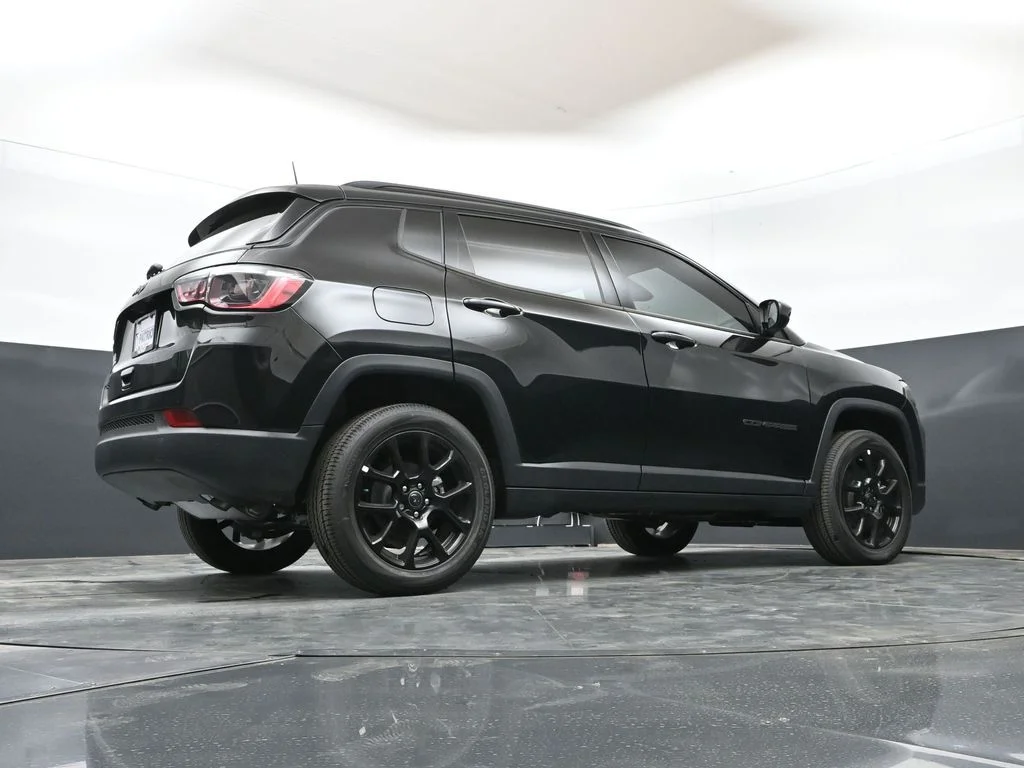 New 2026 Diamond Black Crystal Pearl-Coat Exterior Paint Jeep Latitude image 42