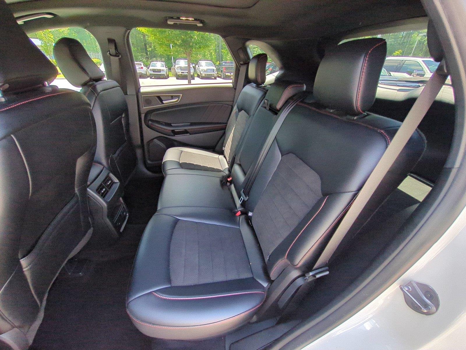 Used 2022 Star White Metallic Tri-Coat Ford ST-Line image 33