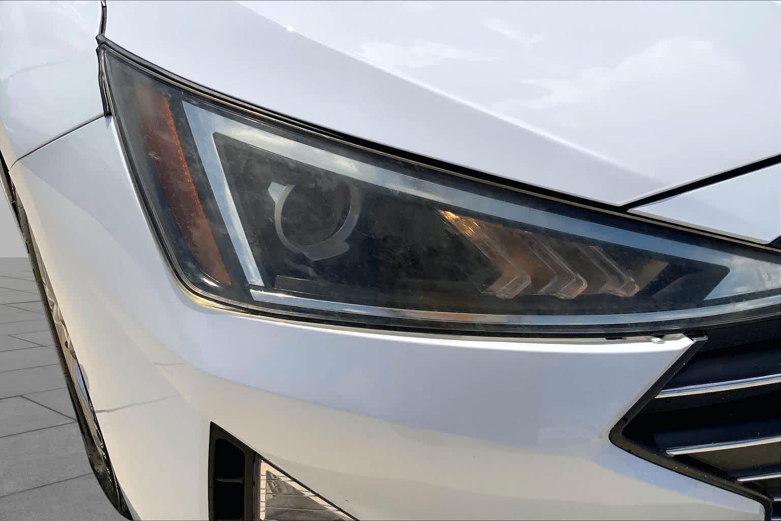 Used 2019 Quartz White Pearl Hyundai Value Edition image 27
