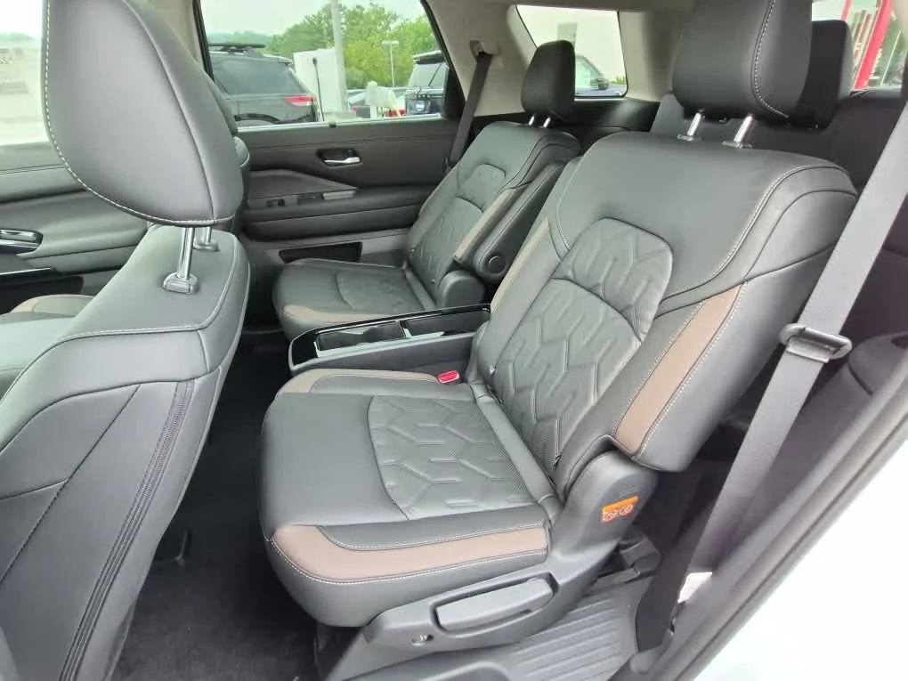 New 2026 Everest White Pearl Tricoat/Super Black Nissan Platinum image 8