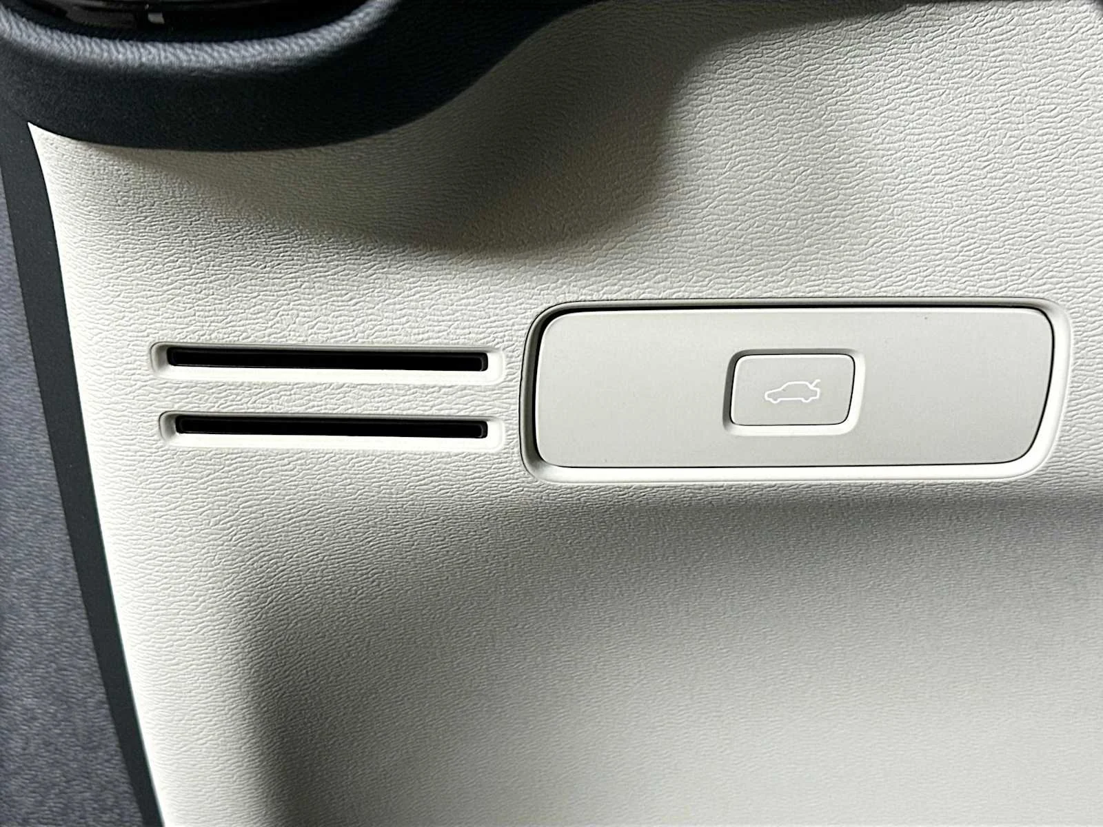 2025 Volvo XC40 Plus - Photo 10