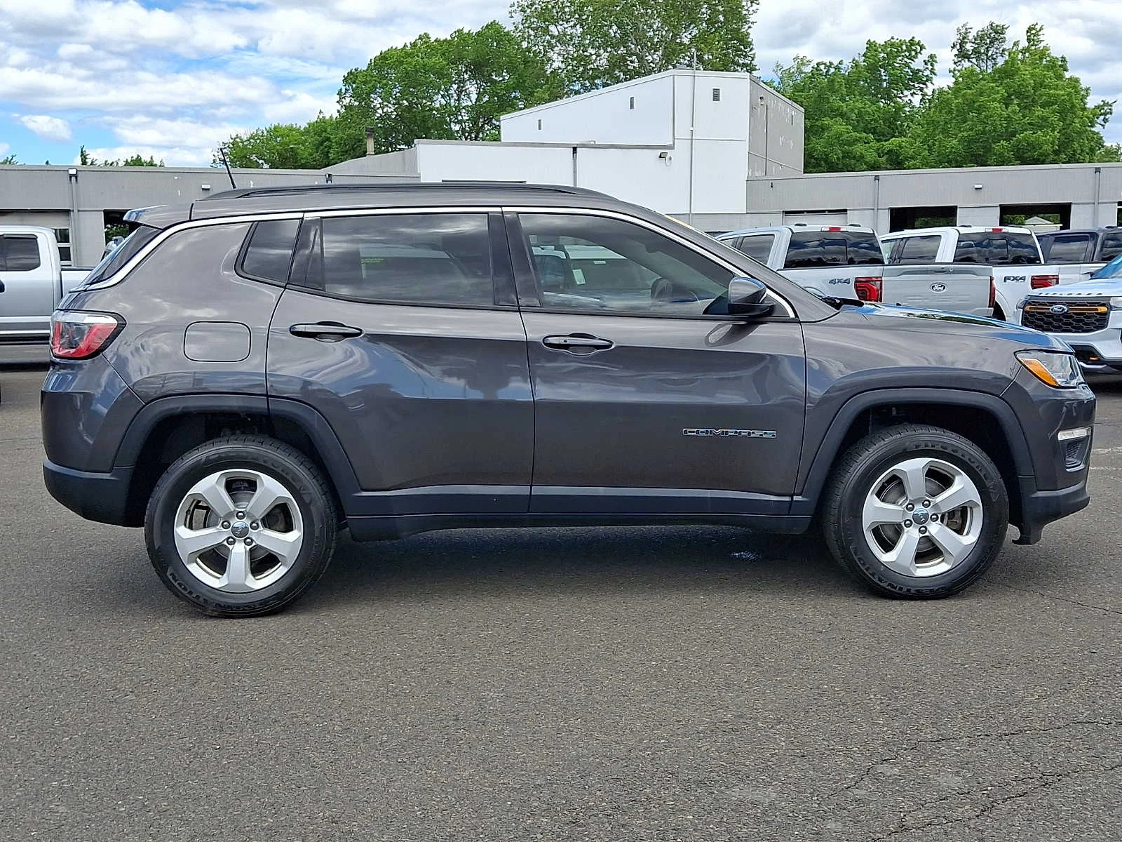 Used 2020 Granite Crystal Clearcoat Metallic Jeep Latitude image 7
