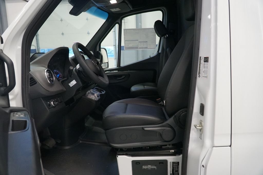 New 2025 Arctic+White Mercedes-Benz Cargo 170 WB image 14
