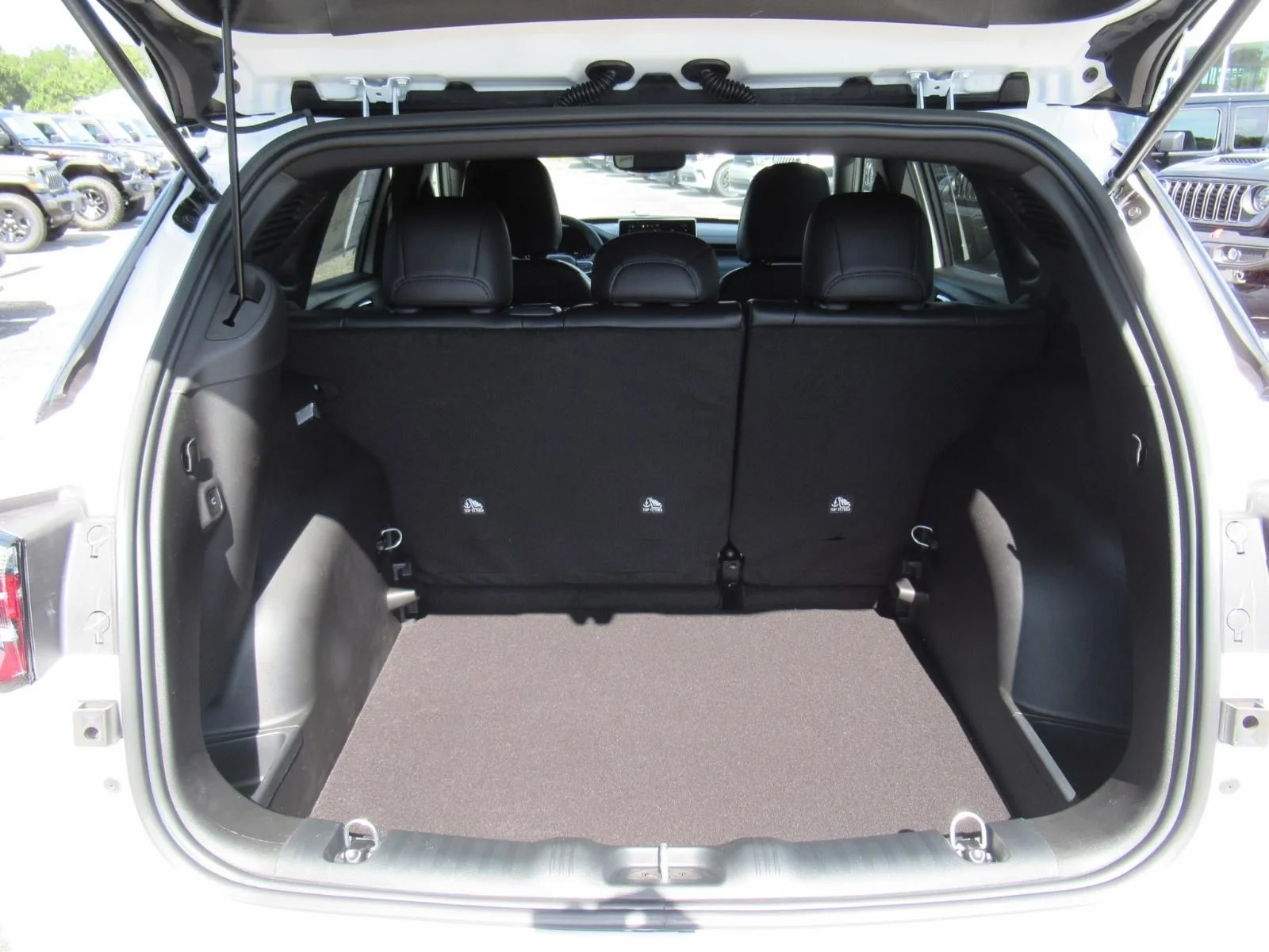 New 2026 Bright White Clearcoat Jeep Latitude Altitude image 30