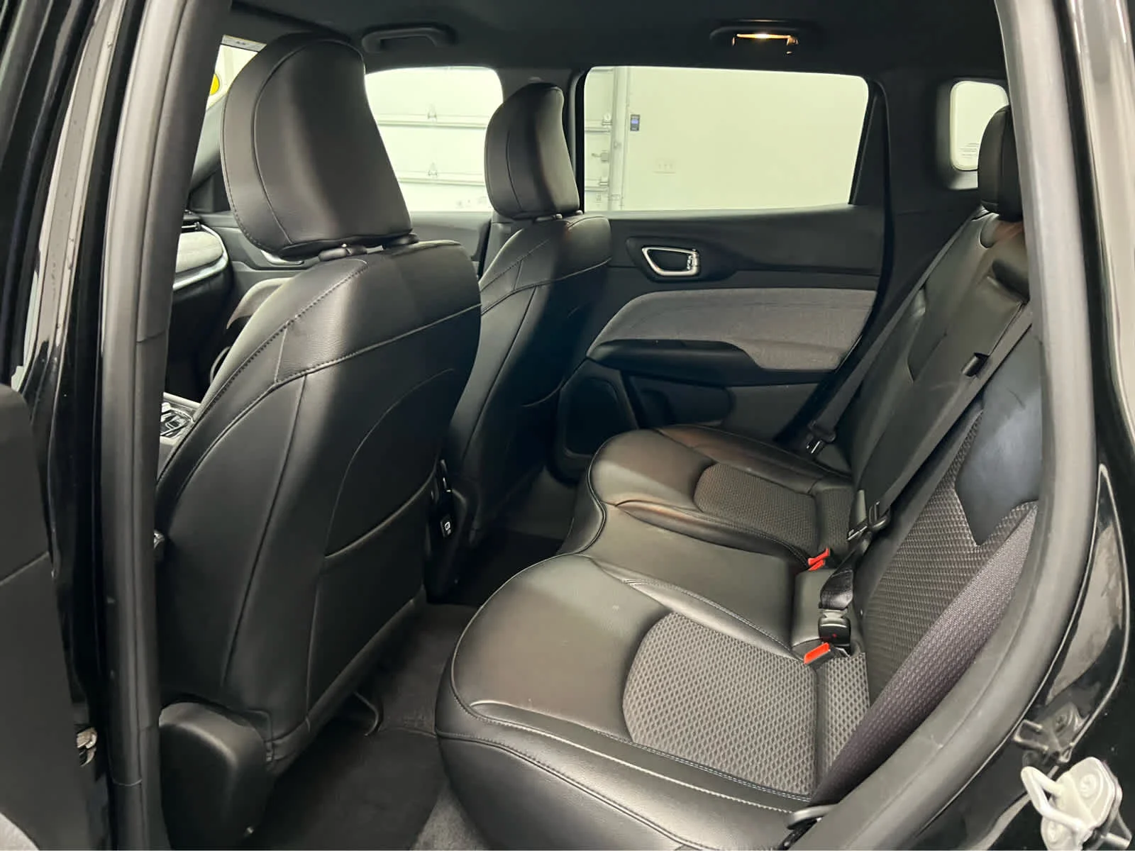 Used 2024 Diamond Black Crystal Pearlcoat Jeep Latitude image 27