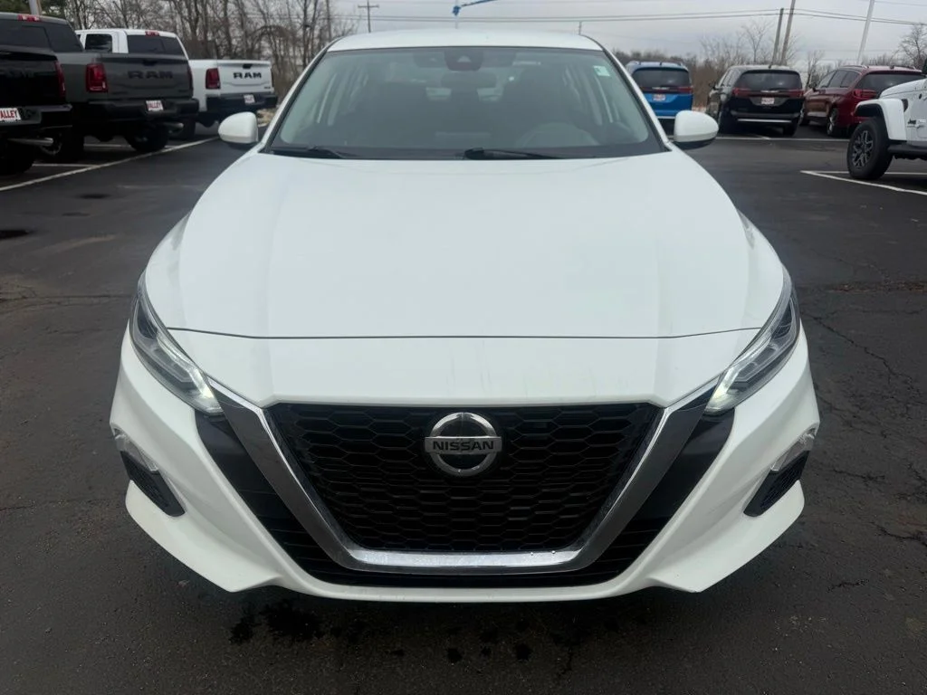 Used 2022 White Nissan 2.5 image 3