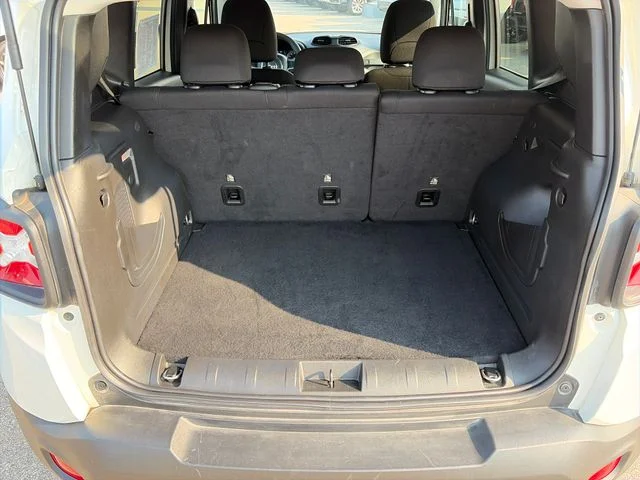 Used 2023 Alpine White Clearcoat Jeep Latitude image 7