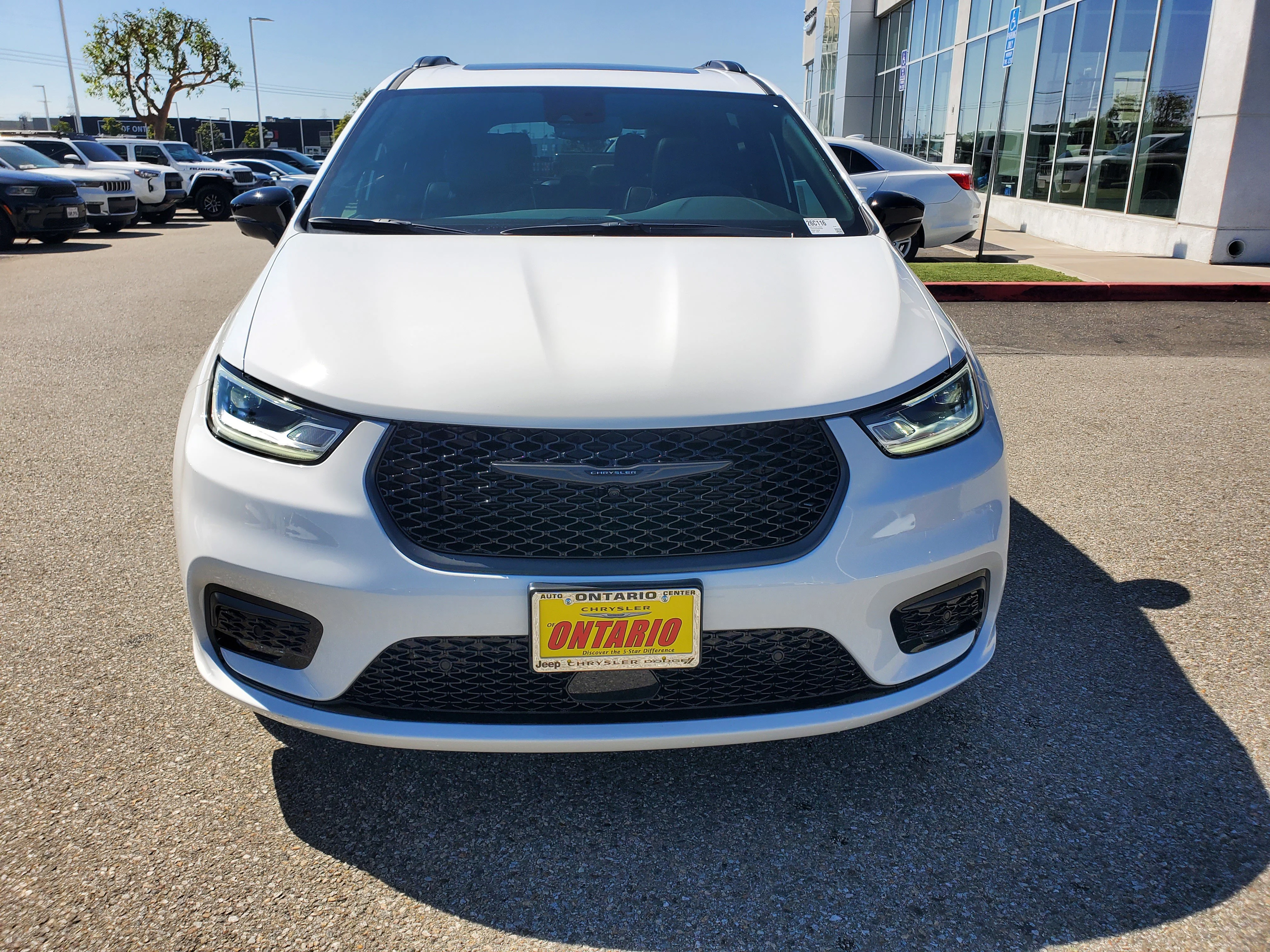 New 2026 Bright White Clear-Coat Exterior Paint Chrysler Limited image 9