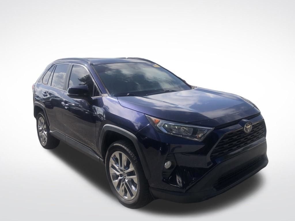 Used 2021  Toyota XLE Premium image 3
