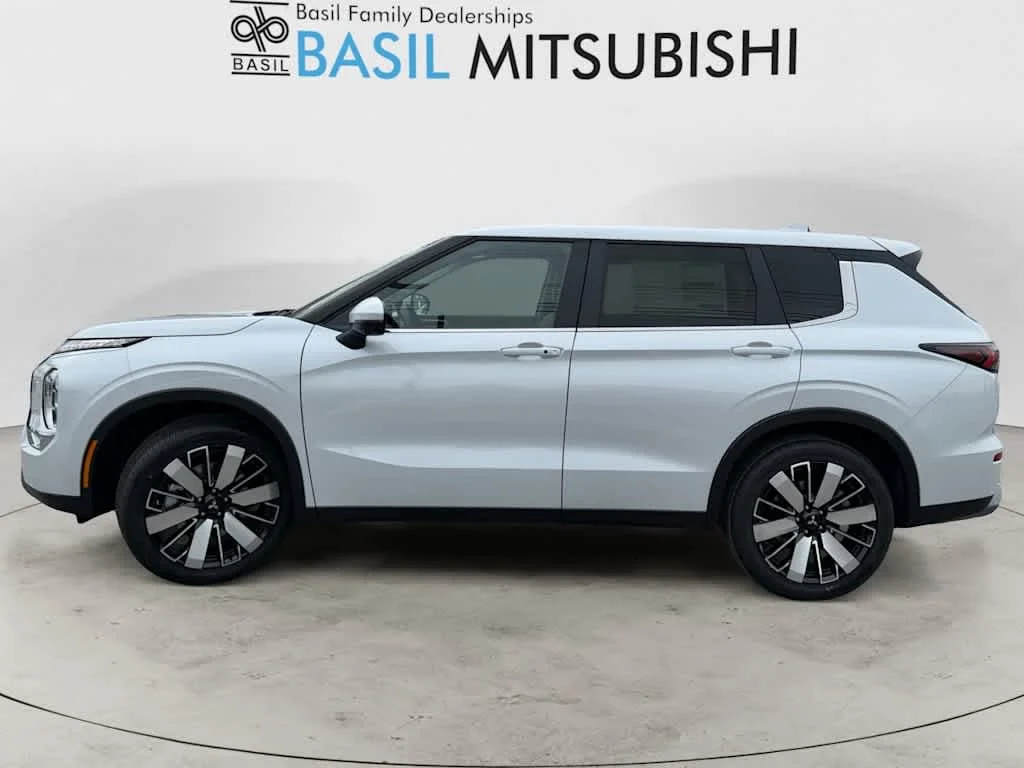 Used 2025 White Diamond Mitsubishi SE image 6