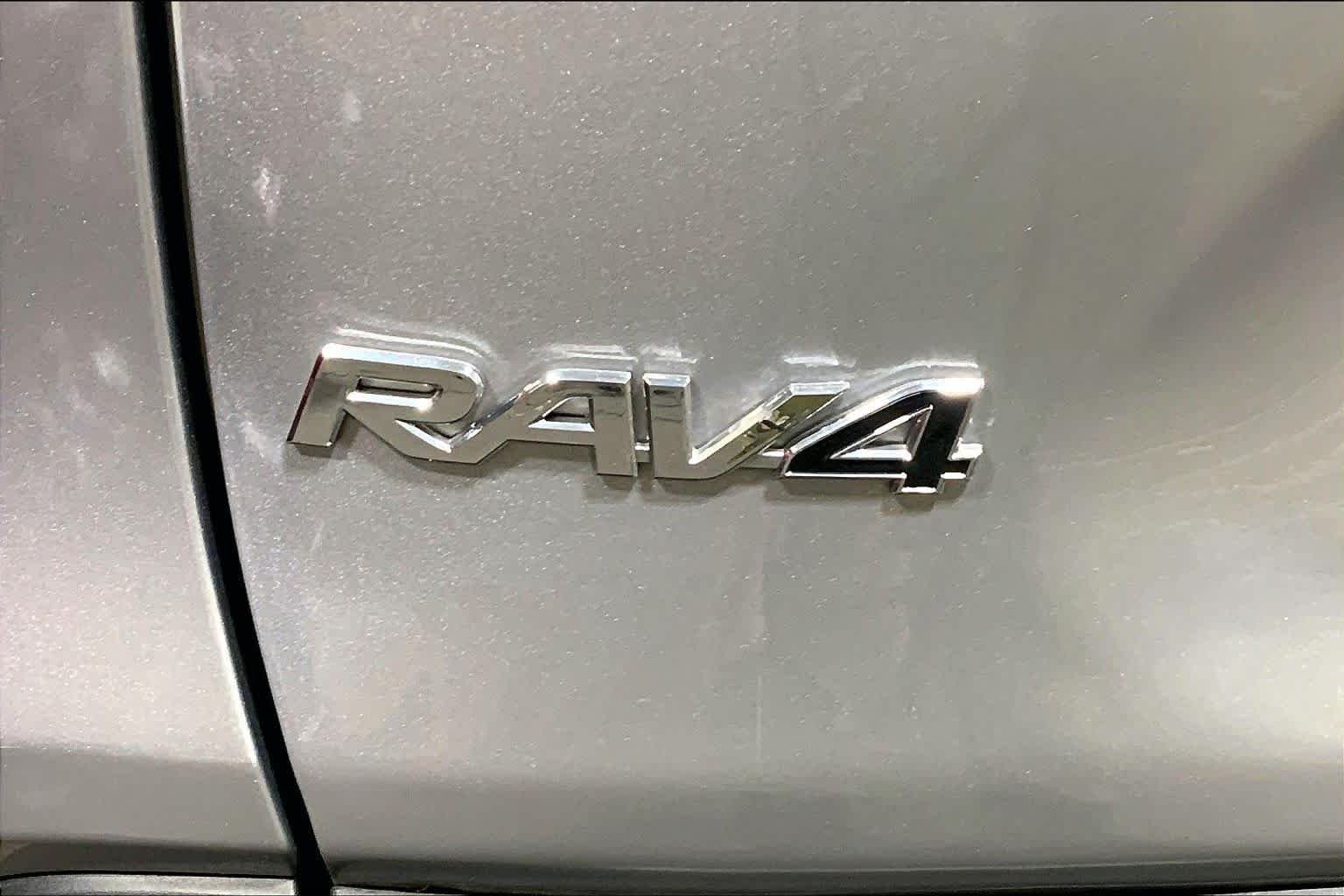 Used 2025 Silver Sky Metallic Toyota Hybrid XLE image 31