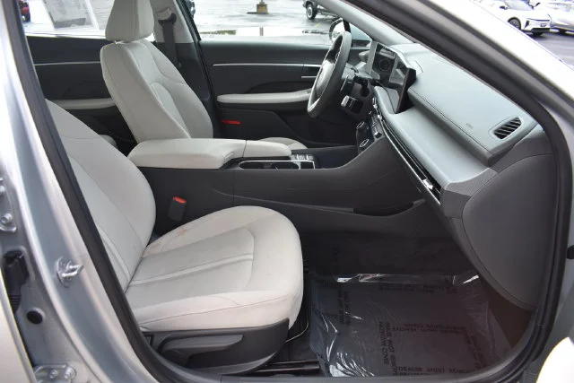 Used 2025 Silver Hyundai SEL image 17