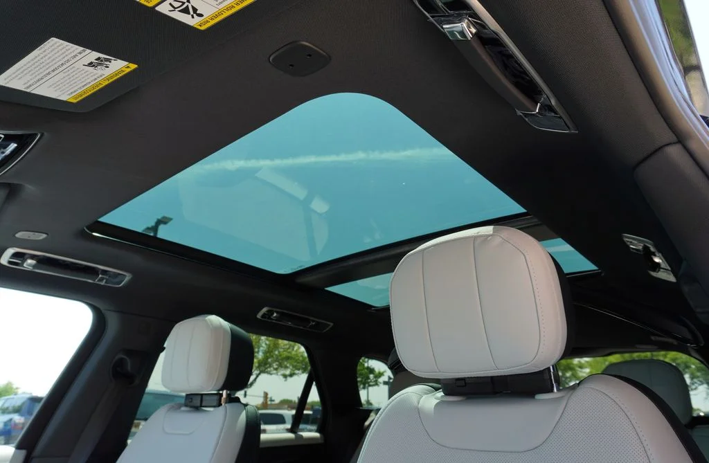 New 2026 Santorini Black Land Rover Dynamic SE image 14