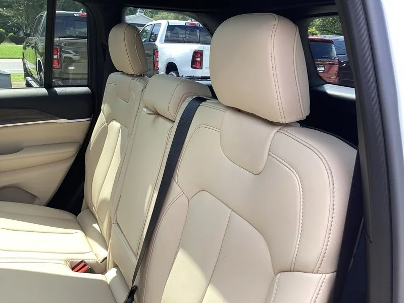 New 2026 Bright White Clear-Coat Exterior Paint Jeep Limited image 20