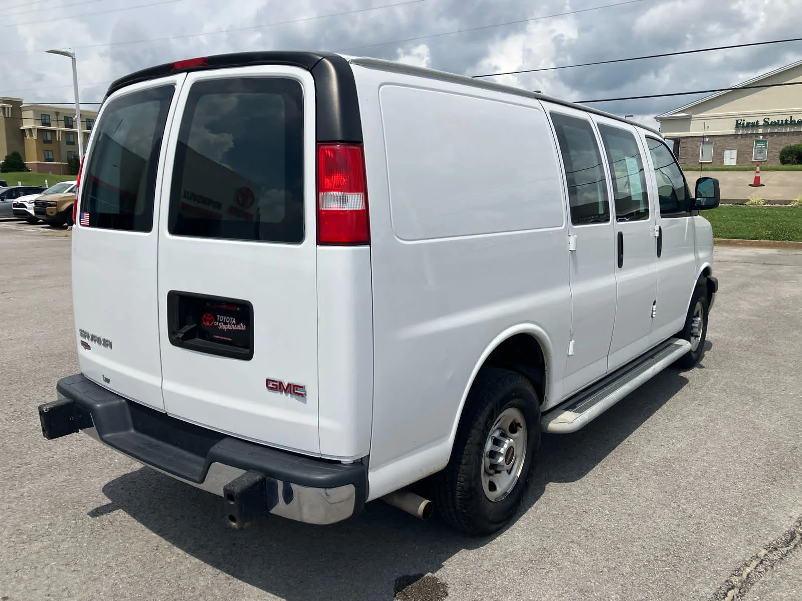 Used 2022 Summit White GMC  image 8