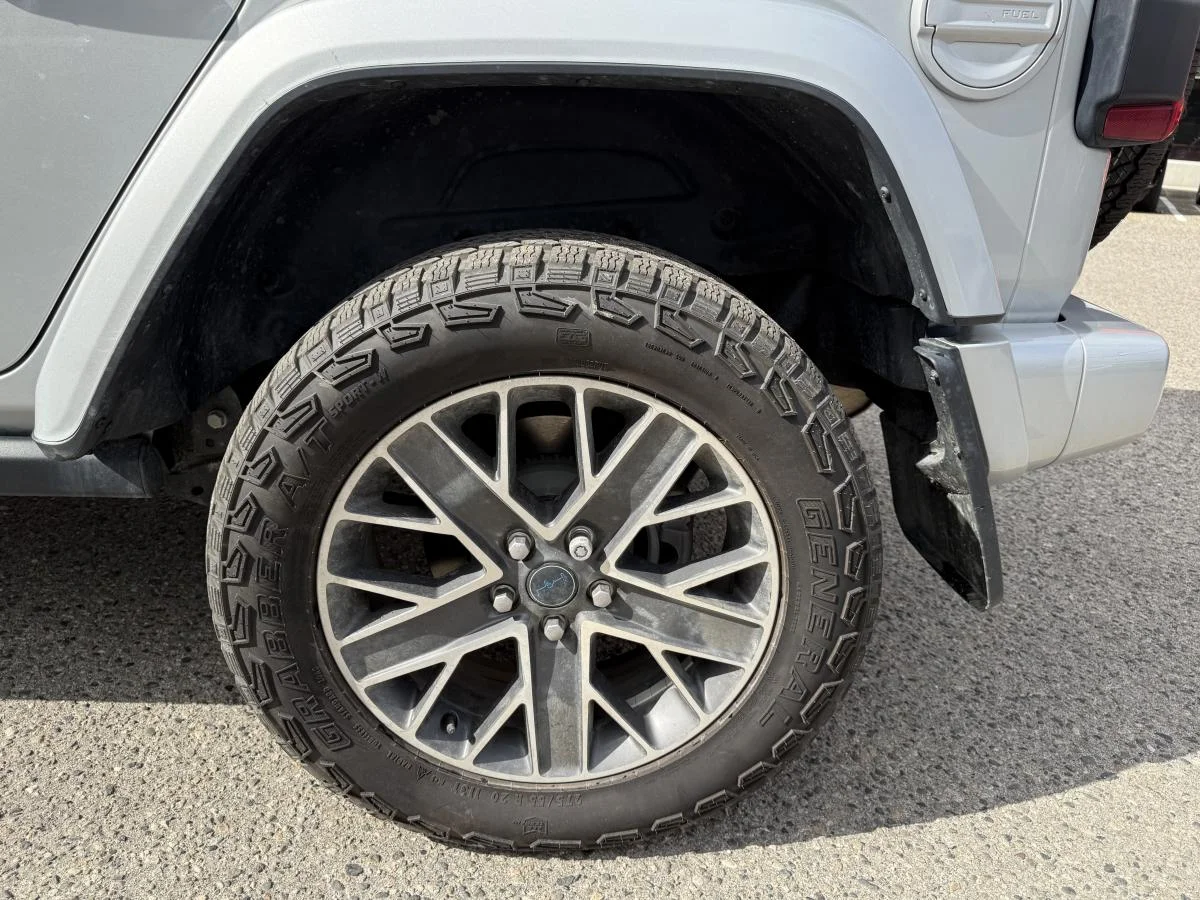 Used 2024 Silver Jeep High Altitude image 9