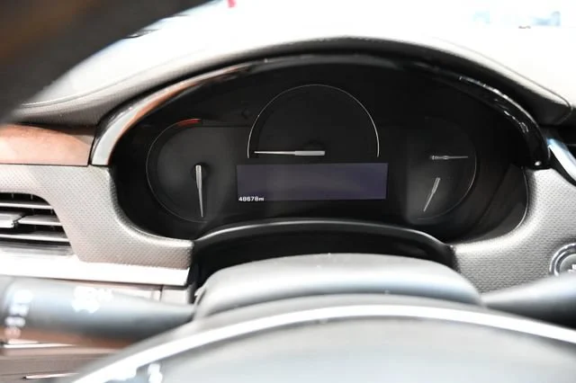 Used 2019 RADIANT SILVER METALLIC Cadillac Luxury image 28