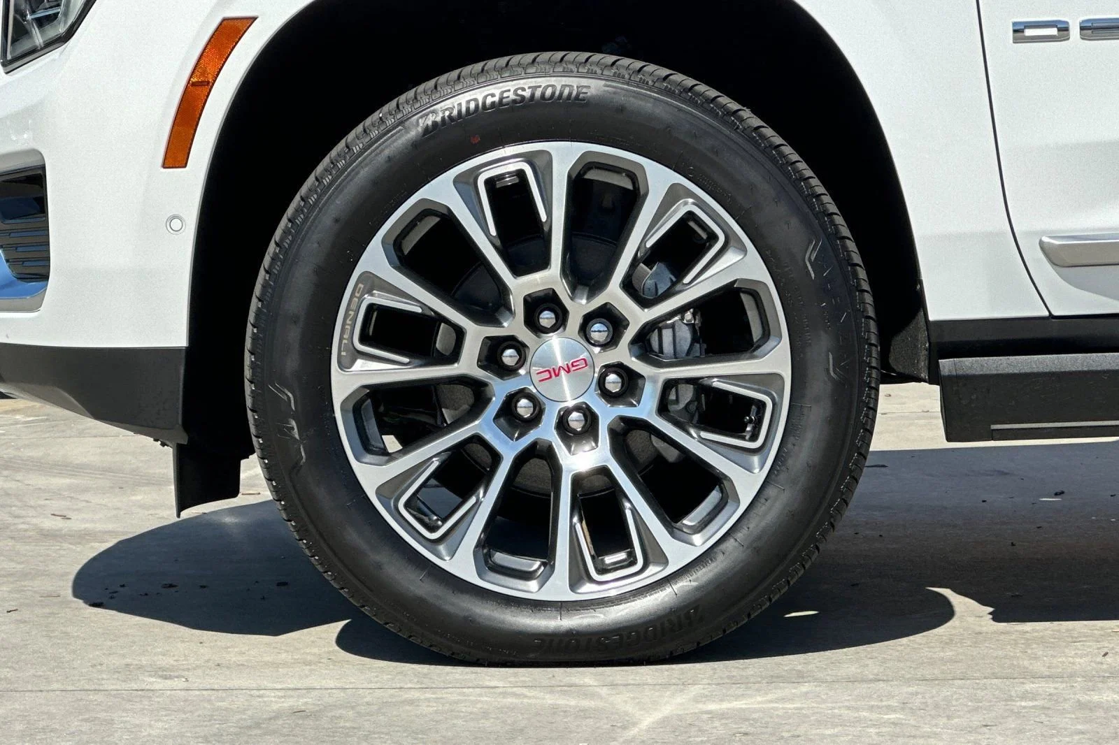 2026 GMC Yukon XL Denali - Photo 27