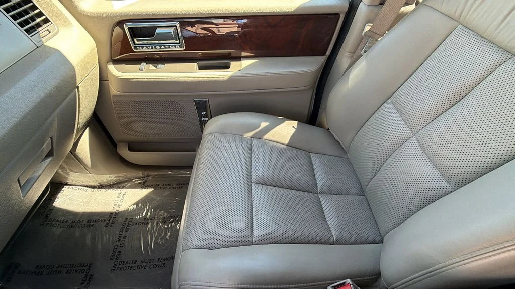 Used 2014 White Platinum Clearcoat Metallic Lincoln Base image 12