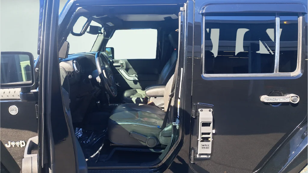 Used 2015 Black Jeep Unlimited Sahara image 9