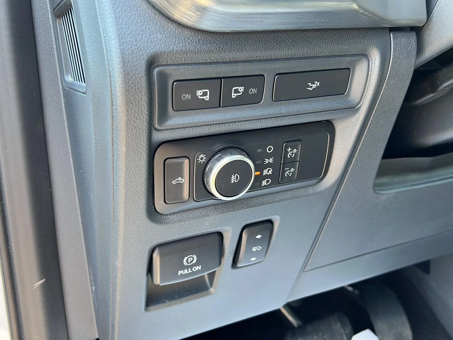 Used 2022 Star White Metallic Tri-Coat Ford LARIAT image 7