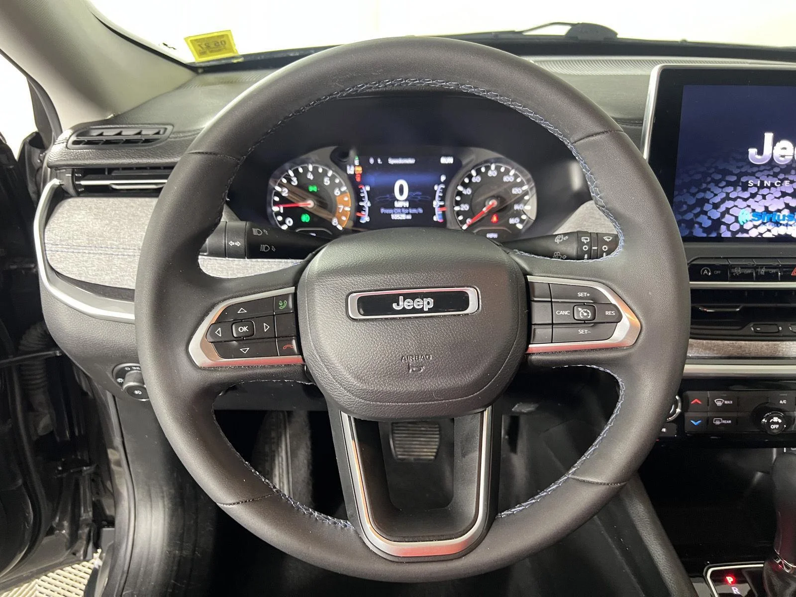 Used 2022 Granite Crystal Metallic Clearcoat Jeep Latitude image 16