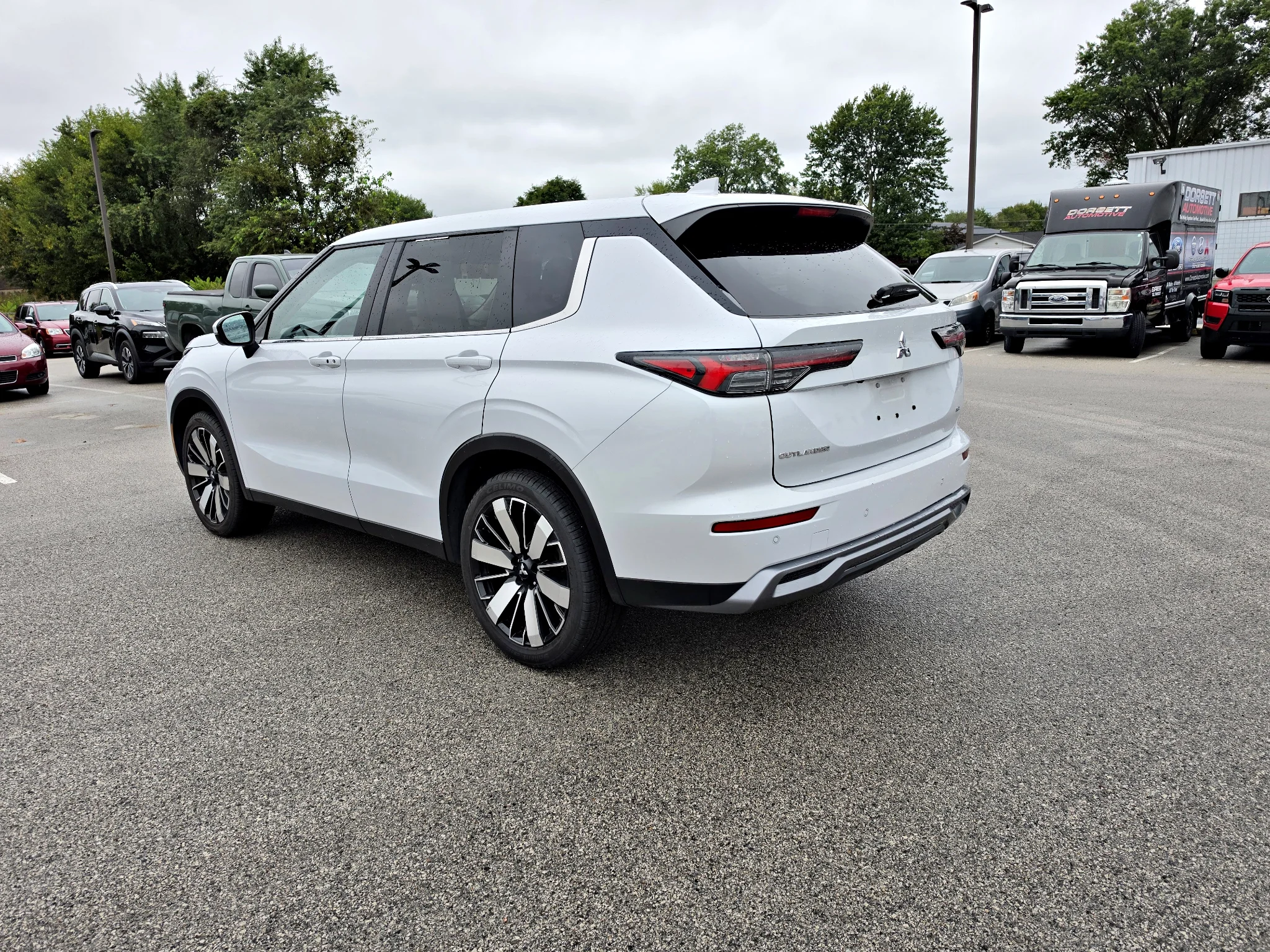 Used 2025 White Diamond Mitsubishi SE image 8