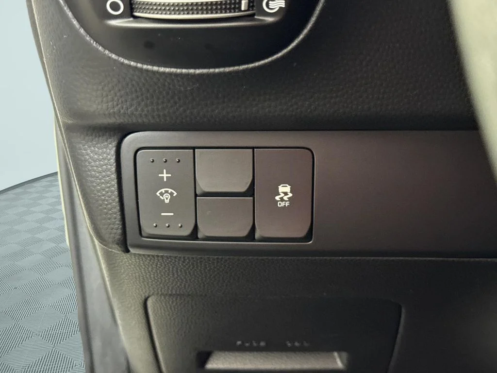 Used 2018 White Kia Base image 23