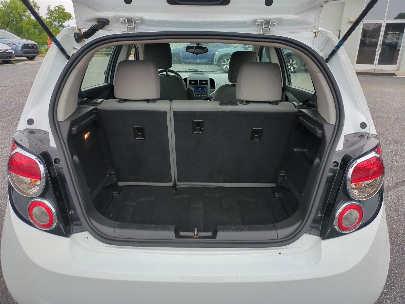 Used 2016 Summit White Chevrolet LS image 29